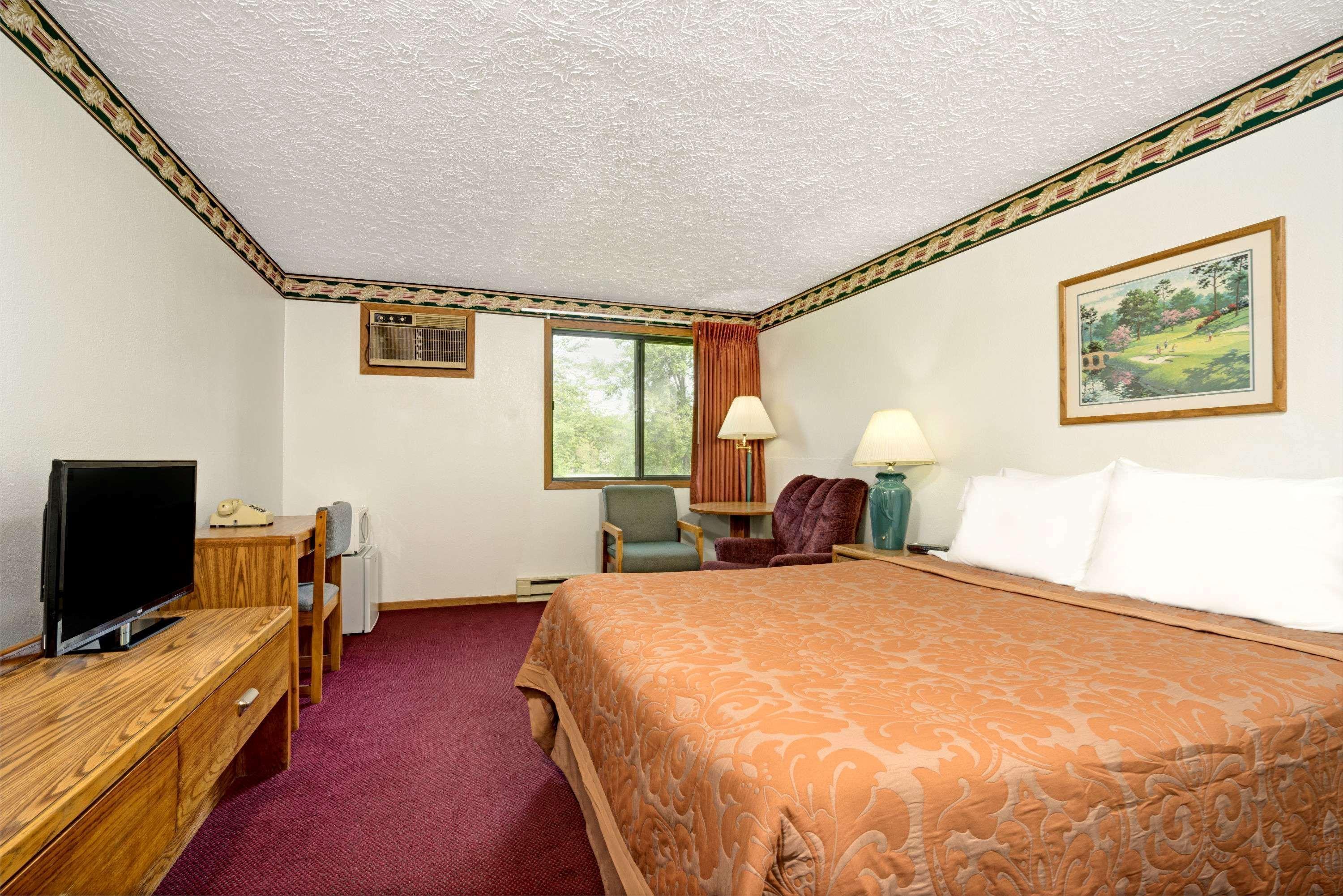 Super 8 By Wyndham Chaska Hotel Buitenkant foto